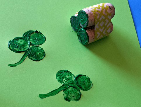 Manualidades con materiales reciclados para el Día de San Patricio sello tampón