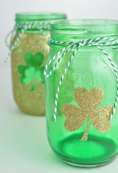 Manualidades con materiales reciclados para el Día de San Patricio vasos verdes cristal