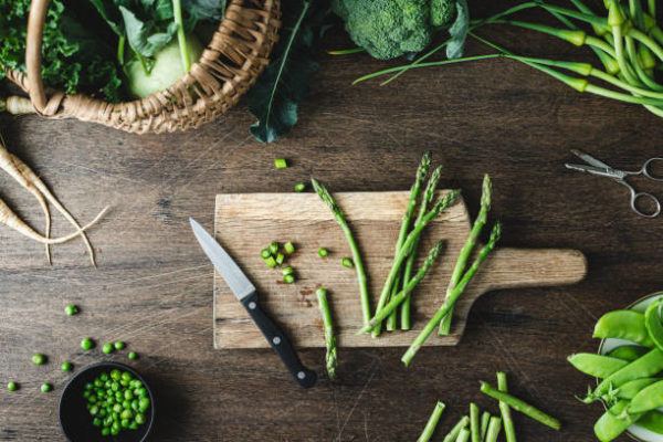 Que frutas y verduras comer en julio calendario de temporada esparragos