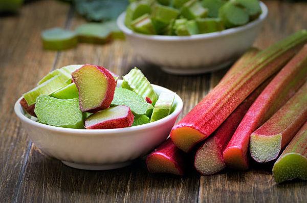 Que frutas y verduras comer en mayo calendario de temporada ruibarbo 